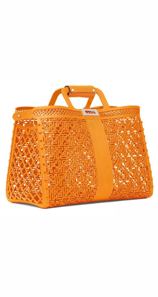 Saco em plástico reciclado, €1000, Fendi.