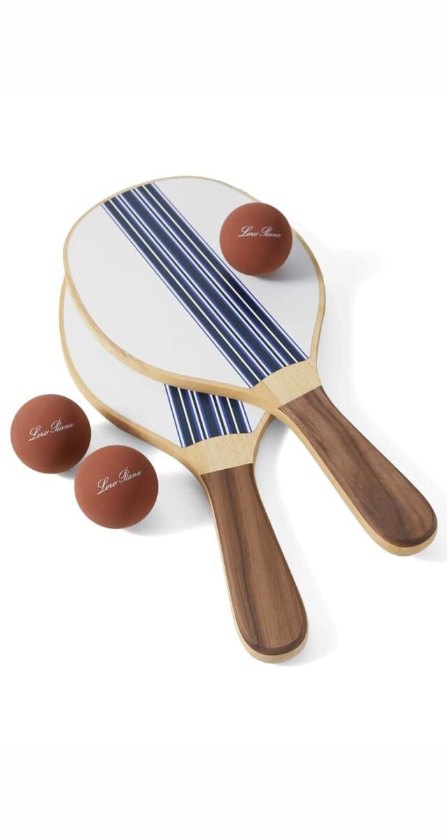 Raquetes de praia com conjunto de bolas, €890, Loro Piana.