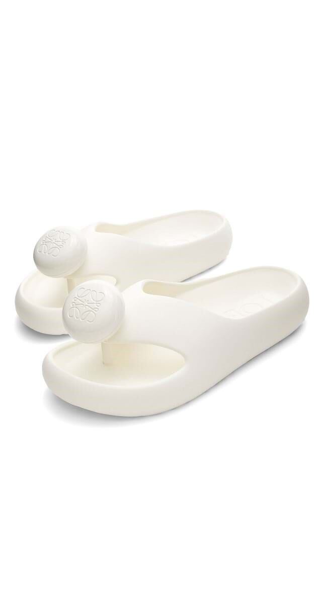 Sandálias em borracha esponjosa, €550, Loewe.