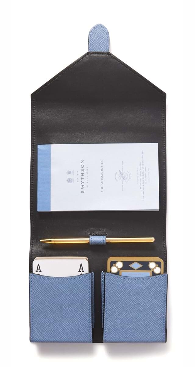 Conjunto de viagem em pele, com dois baralhos, bloco e lapiseira, €510, Smythson.