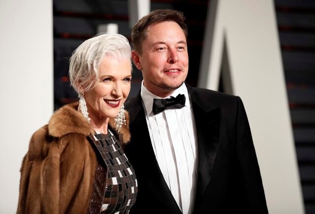 Maye Musk com o filho Elon Musk na festa da Vanity Fair após a 89ª edição de entrega dos Academy Awards, 2017