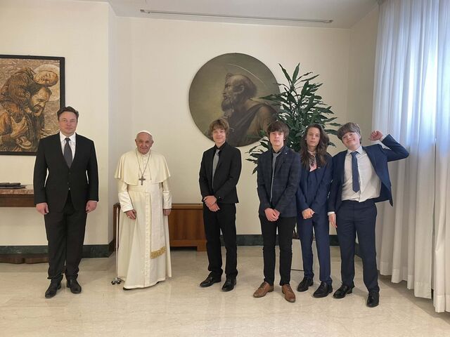 Elon Musk com os filhos Griffin, Kai, Saxon e Damian, numa visita ao Vaticano com o Papa Francisco, julho 2022.