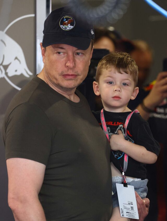 Elon Musk com o filho X AE A-XII no Miami Grand Prix em Miami, maio de 2023.