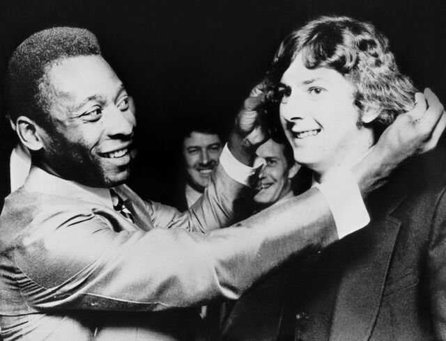 Trevor e Pele, duas grandes estrelas do futebol juntos em 1972.