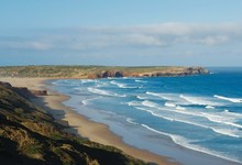 Roteiro: 7 praias para conhecer em Portugal e 7 restaurantes perto de cada uma