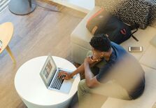 Novo estudo diz que empregos 100% remotos são menos produtivos