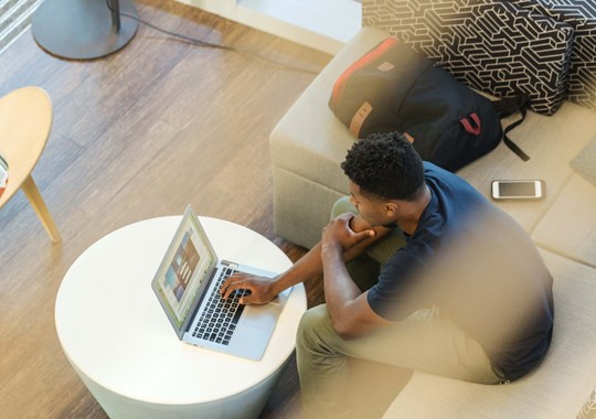 Novo estudo diz que empregos 100% remotos são menos produtivos