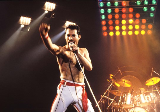 Sotheby's exibe objetos pessoais de Freddie Mercury antes do grande leilão