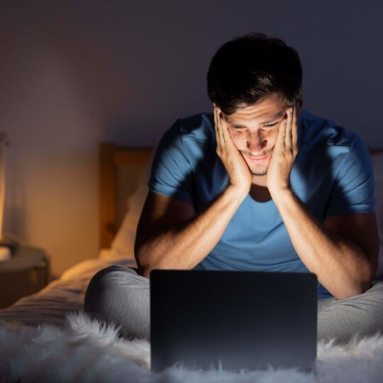 6 truques para combater a insónia e adormecer em poucos minutos