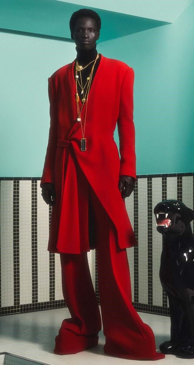 Tendência: vermelho. Look: Balmain.