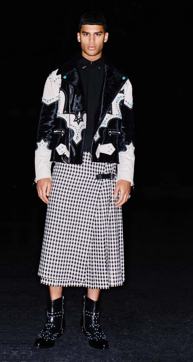 Tendência: saias: Look: Roberto Cavalli.