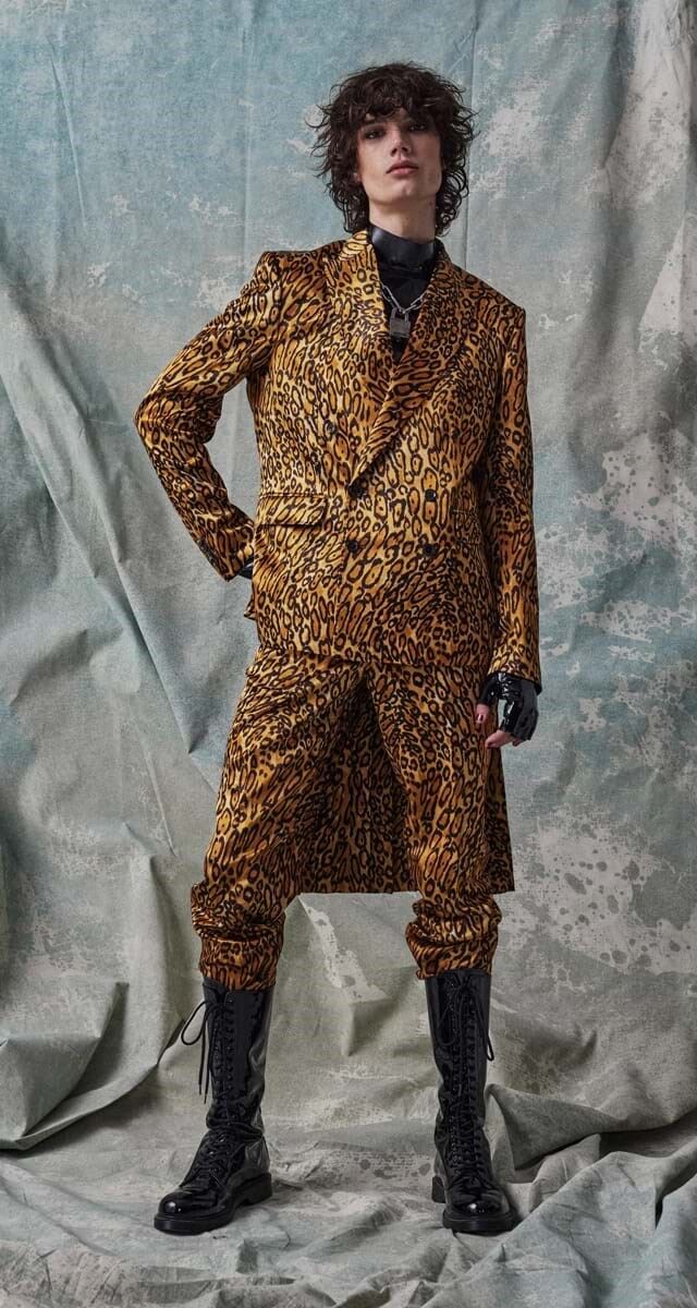 Tendência: animal print. Look: Moschino.