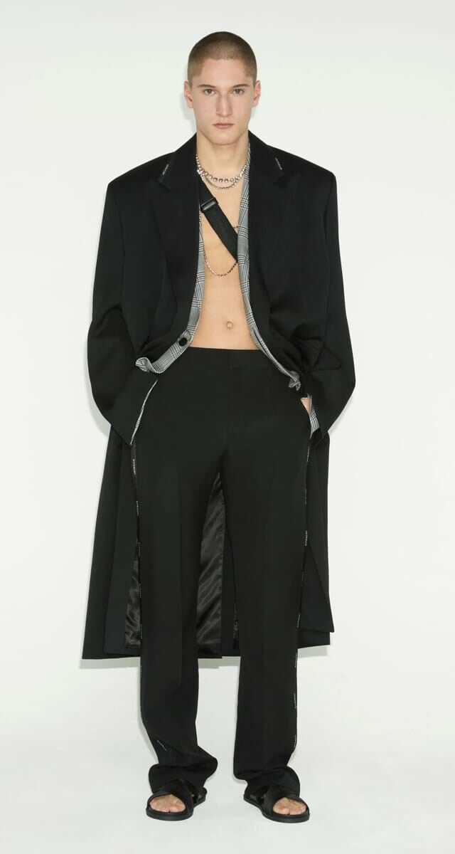 Tendência: colares. Look: Givenchy.