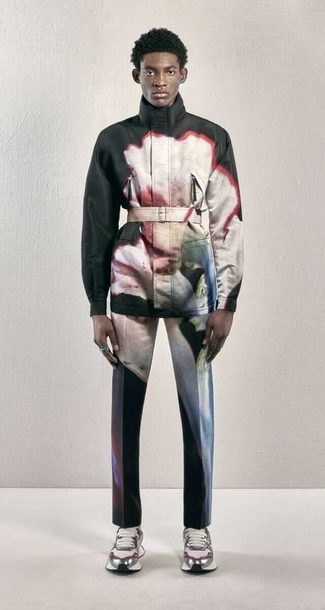 Tendência: estampados artísticos. Look: Alexander McQueen.