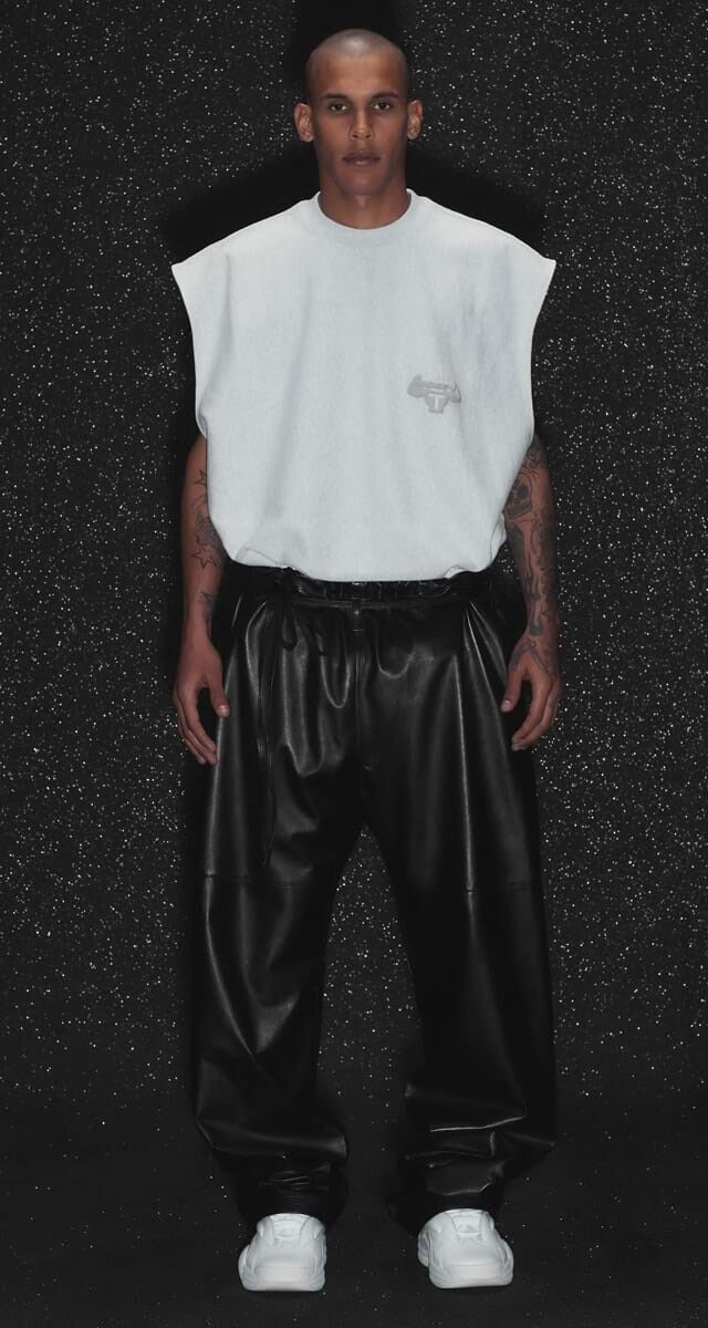 Tendência: calças de pele. Look: Alexander Wang.