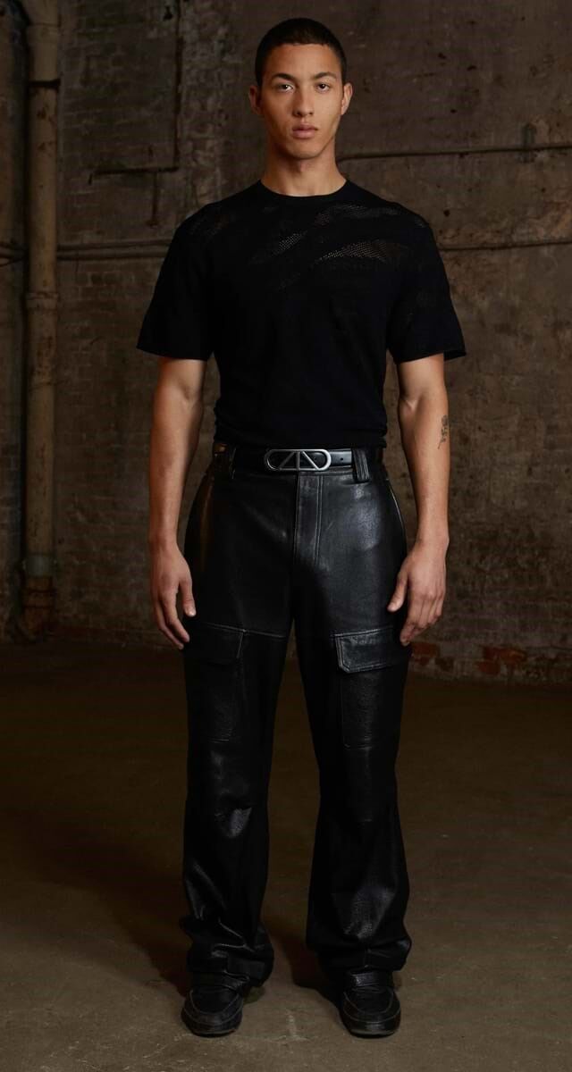 Tendência: calças de pele. Look: RTA.