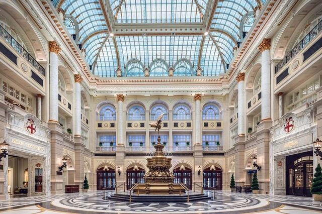 O majestoso lobby principal do hotel, Crystal Palace.