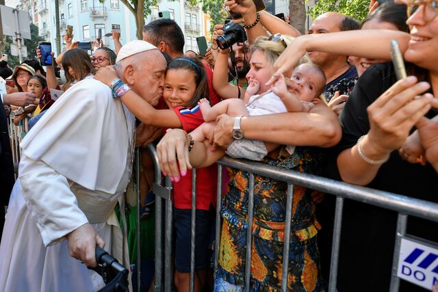 O Papa durante a visita a Portugal, interagindo com os jovens.