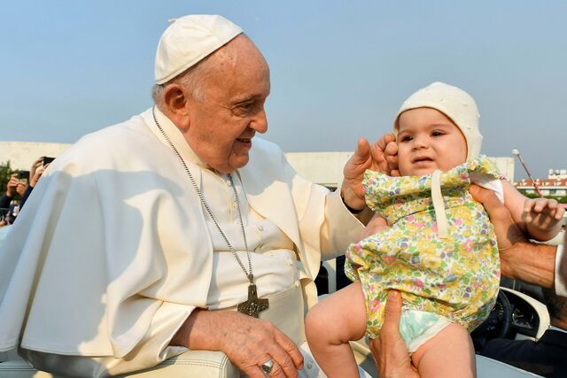 Papa Francisco segura em bebé, gesto que repetiu ao longo desta semana.