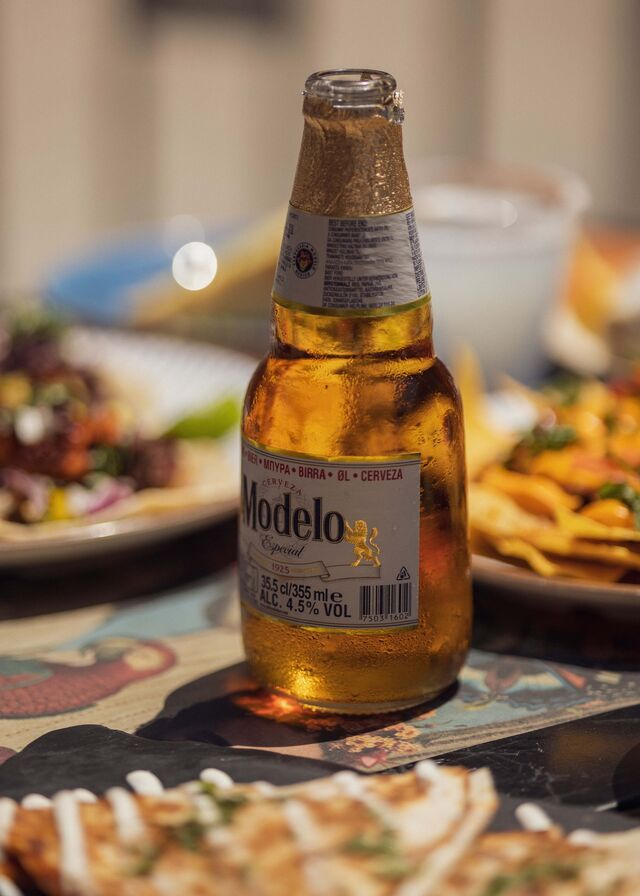 Pacífico, uma cerveja mexicana estilo pilsner, disponível na carta.