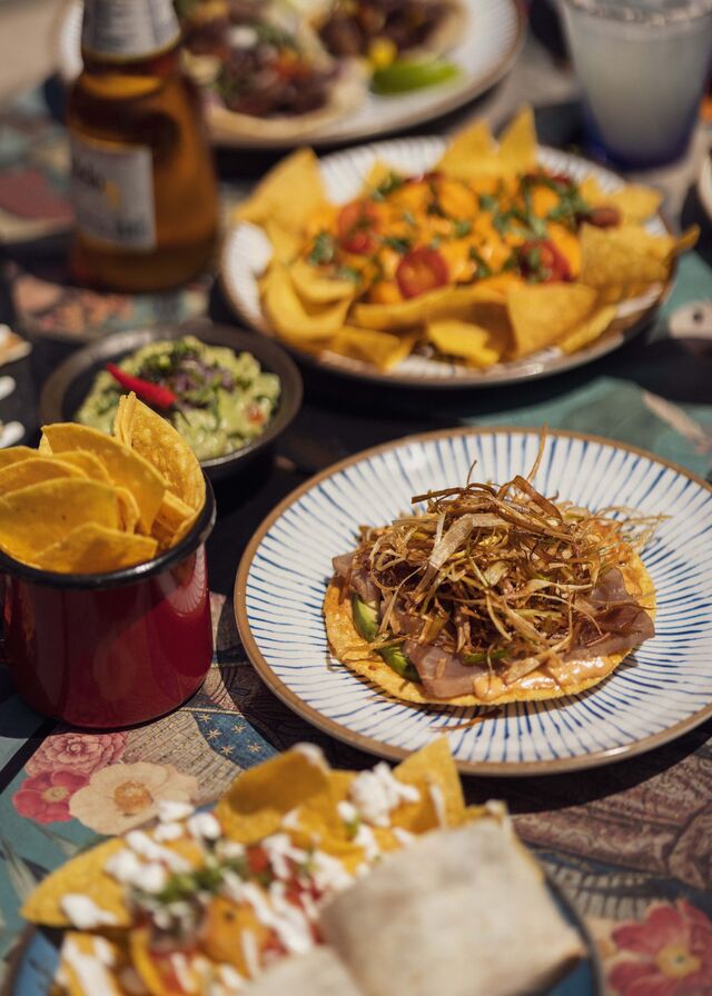 Tostada de Atún: atum braseado com maionese de chipotle, abacate e alho francês sobre uma tortilha de milho crocante.