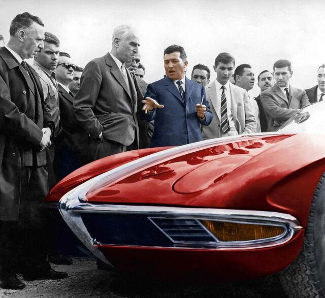 Ao centro, Ferruccio Lamborghini.