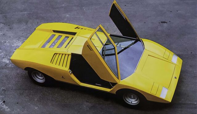 Lamborghini Countach e as famosas portas-tesoura.