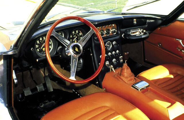 O que a Lamborghini fez de bem diferente da Ferrari.