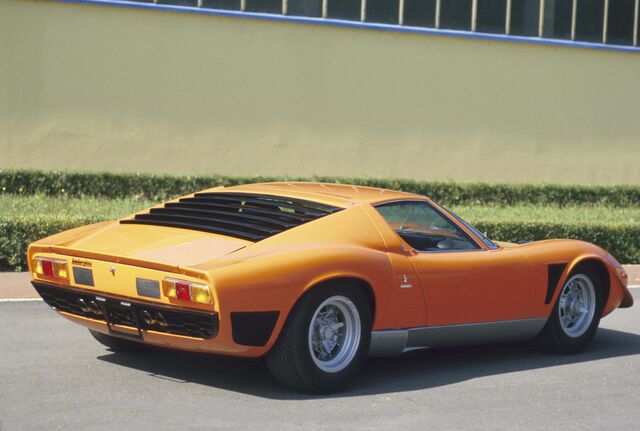 Lamborghini Miura em andamento.