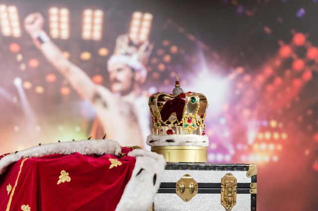 A coroa e a capa usadas por Freddie Mercury na Tour Magic em 1986. Valor estimado entre 60 mil e £ 80 mil libras.