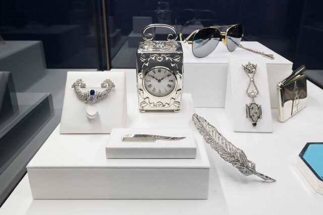 De entre os vários objetos pessoais, sobressai o pente de bigode prateado da Tiffany & Co.