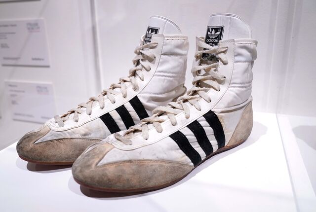 Os ténis Adidas cano alto que o cantor e compositor britânico usou no emblemático concerto Live Aid.