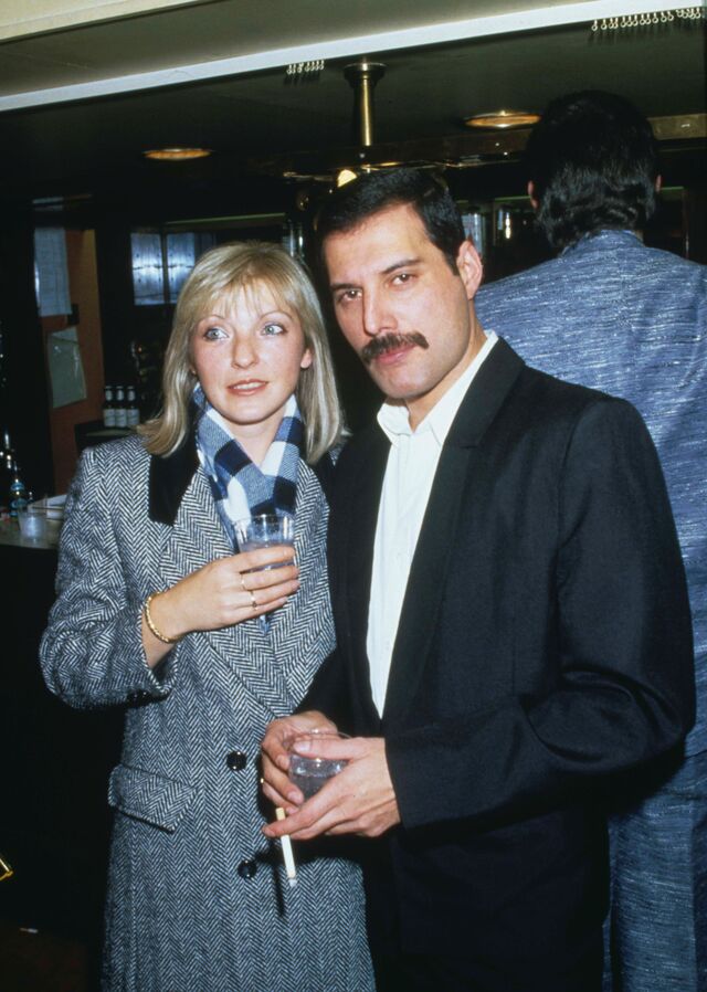 Freddie Mercury no Royal Albert Hall em Londres, com a amiga Mary Austin, em 1985.