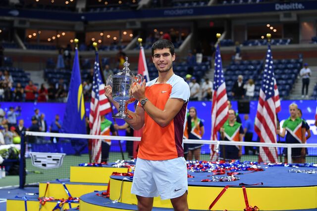 Carlos Alcaraz recebe o troféu no US Open 2022.