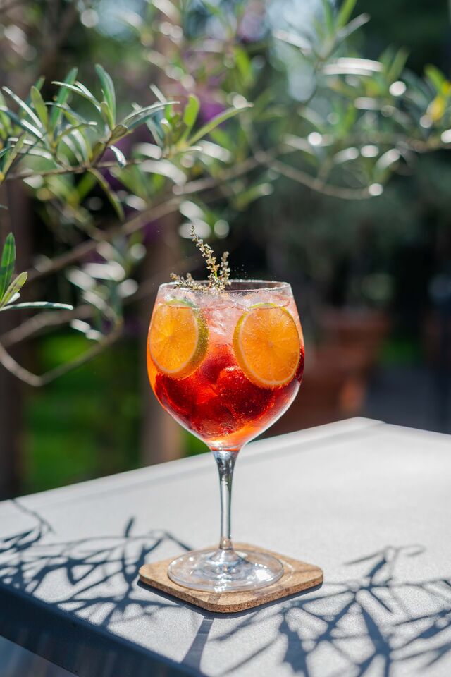 Morangin, uma combinação de gin sem álcool com morangos, àgua tónica de morango e um rodela de lima.