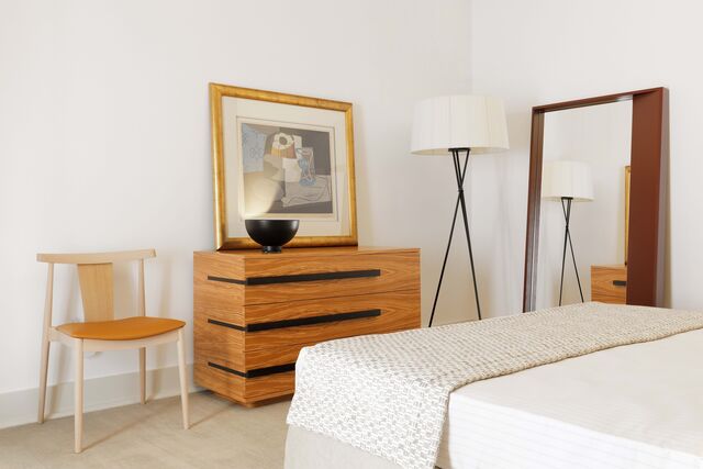 O showroom de Miguel Raposo recria divisões de uma casa, como quartos, escritórios e salas de estar.