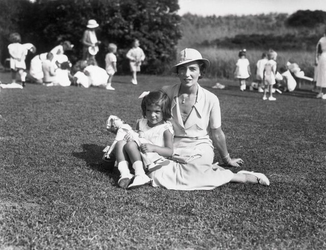 Mrs. John V. Bouvier e a filha Jacqueline (com 4 anos) na casade East Hampton, em 1933.