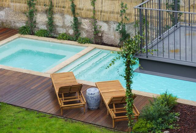 O exterior tem um pátio com piscina.