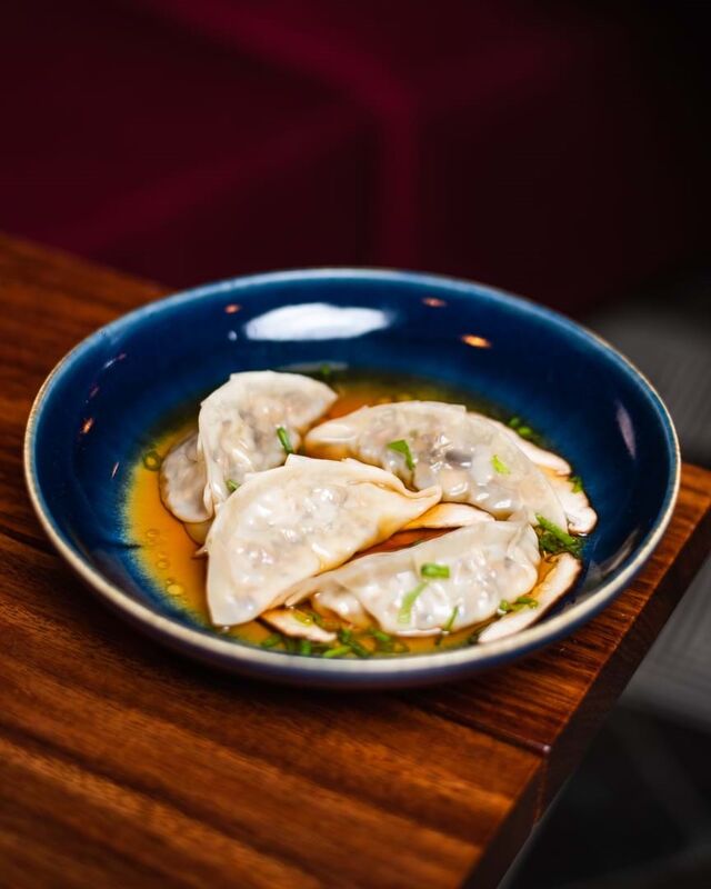 Jiao Zi (vapor) de shiitake com caldo trufado.