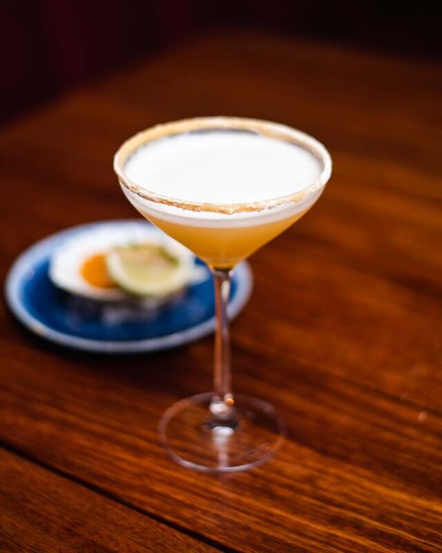 Cocktail Wabi Sabi, com sake, cordial de gengibre, puré de yuzu, limão e ar cítrico.