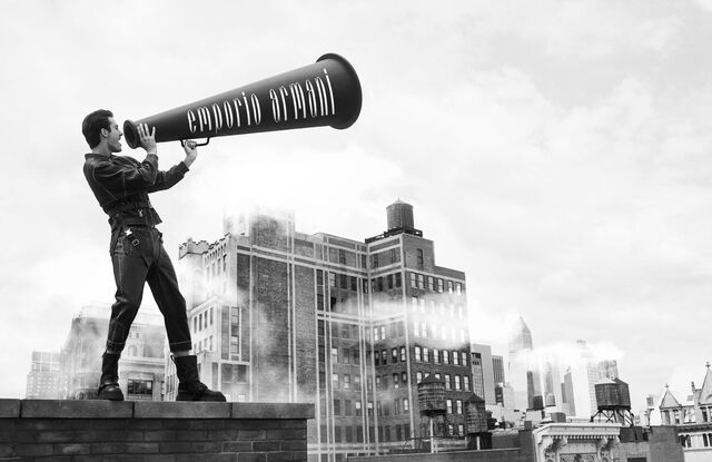 A linha da Armani inspirou-se em imagens clássicas da marca nos anos 80 onde a cidade e as suas texturas fazem parte da mensagem da coleção. O actor franco-italiano Nicolas Maupas.