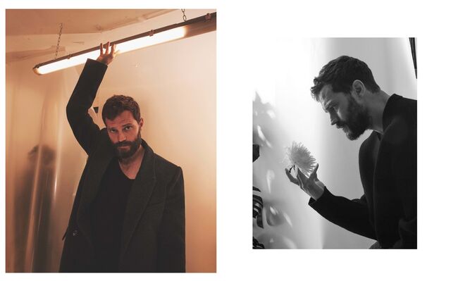 Inspirada na enigmática geometria da carteira Puzzle, criada pelo seu diretor criativo Jonathan Anderson na sua primeira coleção para a marca espanhola em 2014, a nova campanha da Loewe tem como protagonistas o ator Jamie Durnan e o musico Omar Apollo. Aqui, o ator irlandês Jamie Dornan.