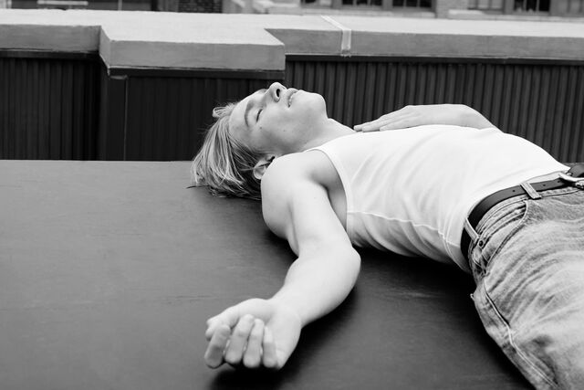 Sob o título Portrait of na Actor (Retrato de um ator) a nova campanha da Celine Homme sob os desígnios do diretor artístico Hedi Slimane, mostra o jovem ator Levon Hawke (filho de Uma Thurman e Ethan Hawke) no meio coração de Nova Iorque. 