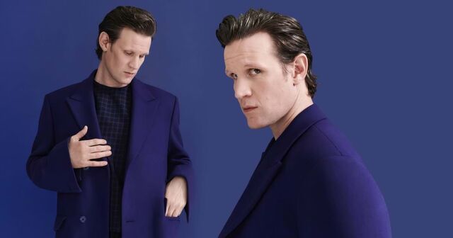 O ator da série House of the Dragon, Matt Smith, foi o escolhido para protagonizar a nova campanha da marca inglesa Paul Smith, onde o grande foco é a clássica alfaiataria da marca fundida com as cores e as malhas icónicas do designer.