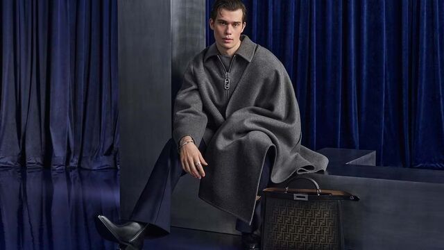 Embaixador da marca italiana, o ator Nicholas Galitzine dá vida à campanha da coleção de inverno da Fendi, que mistura artesanato contemporâneo com silhuetas experimentais.