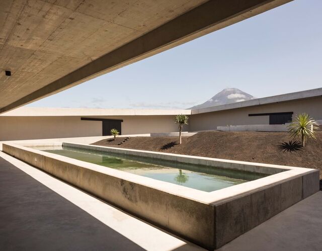 A arquitetura encaixa-se na perfeição no cenário circundante.