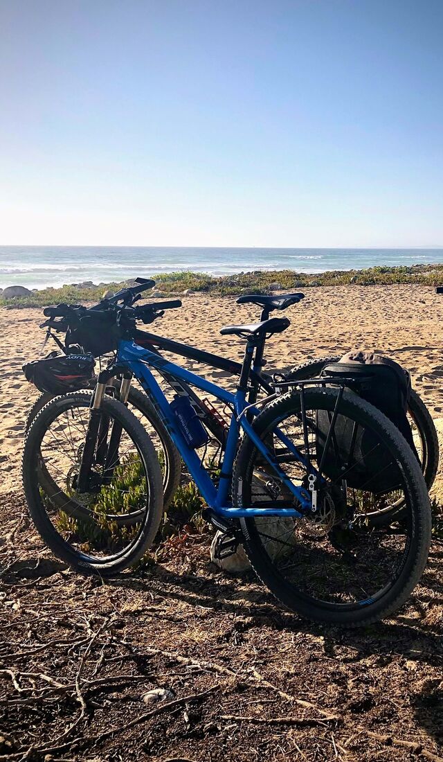 As praias dos Aivados e de Malhão, ambas a poucos mais de quatro quilómetros, podem ser acedidas de bicicleta .