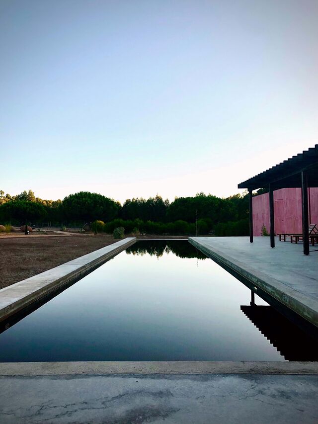 A piscina, de água salgada, é outro exemplo da filosofia de sustentabilidade que norteia o projeto, como se comprova pelos azulejos negros.