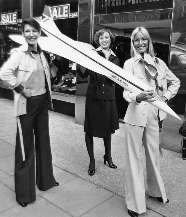 Tripulantes de cabine que trabalhavam no Concorde, com os novos uniformes desenhados por Hardy Amies em Londres.