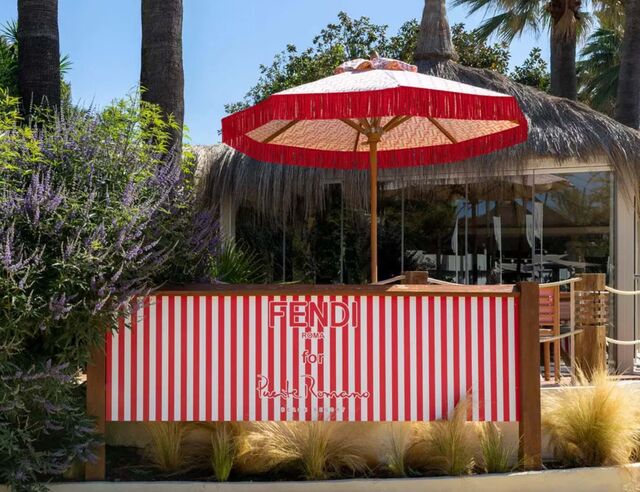 A marca italiana reinventou o clube de praia existente do resort, atualizando a decoração com cores e padrões vibrantes.